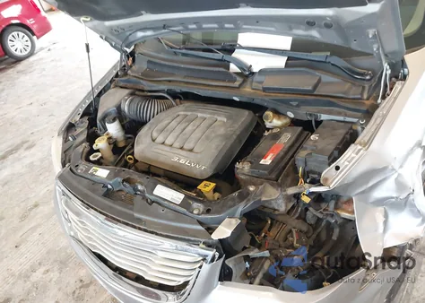 2013 Chrysler Town & Country Touring-L z USA, uszkodzony, nr VIN 2C4RC1CG0DR647605